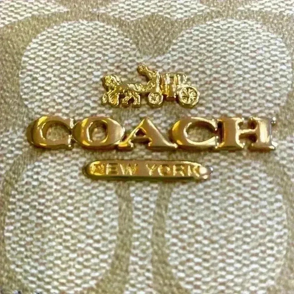 Beautiful NWT Coach Crossbody - Picture 4 of 13